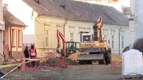 Pavajul din Turda, mutat în curtea unor polițiști. Localnicii nu se mai miră de nimic: „Trăim în România”